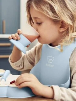 Bavoir Avec Récupérateur BABYBJORN Rose Pastel - Baby Bjorn 8 Bavoir Avec Récupérateur BABYBJORN Rose Pastel - Baby Bjorn -Boutique Bébé bavoir avec recuperateur babybjorn 2