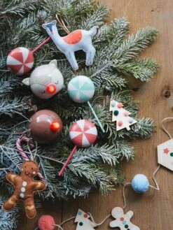 Les 4 Décorations Candy à Suspendre Rouge - Vertbaudet -Boutique Bébé les 4 decorations candy a suspendre 3