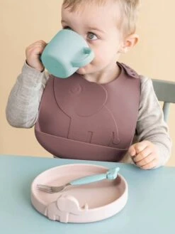 Lot De 2 Bavoirs Avec Récupérateur DONE BY DEER Peekaboo Eléphant En Silicone Vert Clair + Vert Foncé - Done By Deer -Boutique Bébé lot de 2 bavoirs avec recuperateur done by deer peekaboo elephant en silicone 3