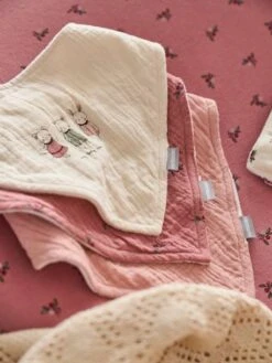 Lot De 3 Bavoirs Bandanas En Gaze De Coton / éponge Rose Grenier - Vertbaudet -Boutique Bébé lot de 3 bavoirs bandanas en gaze de coton eponge 4