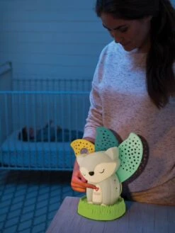 Veilleuse Projecteur Musical Renard 2 En 1 - INFANTINO Multicolore - Infantino 7 Veilleuse Projecteur Musical Renard 2 En 1 - INFANTINO Multicolore - Infantino -Boutique Bébé veilleuse projecteur musical renard 2 en 1 infantino 3
